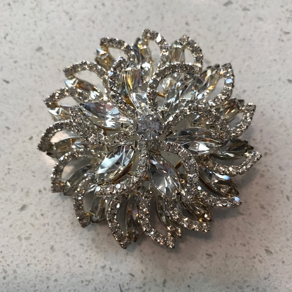 🥂🍾sparkle Brooch🍾🥂 crystal like 💎 intricate